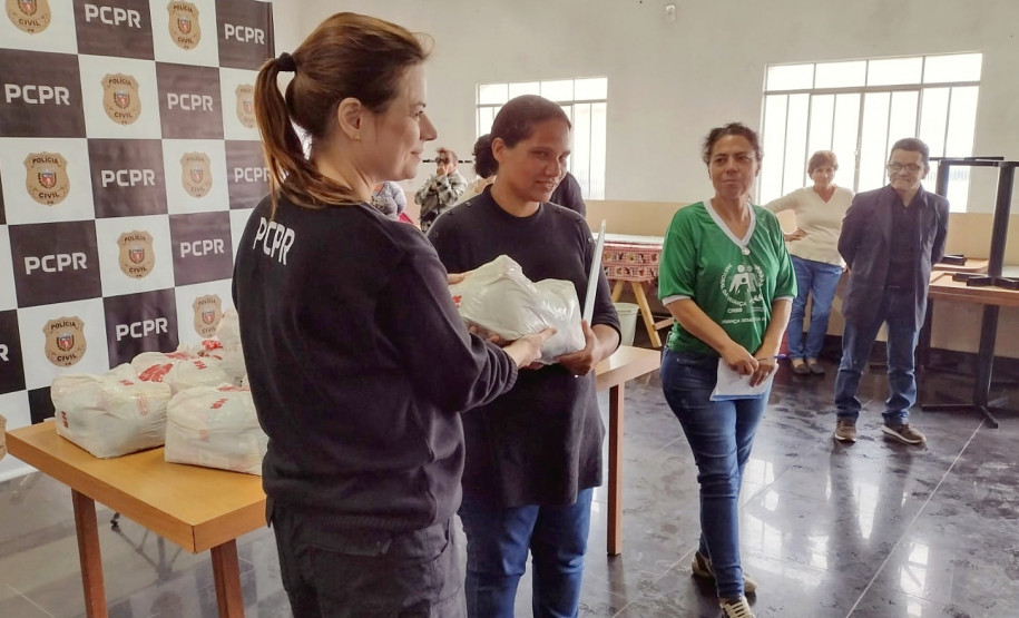 Policial civil entrega cesta