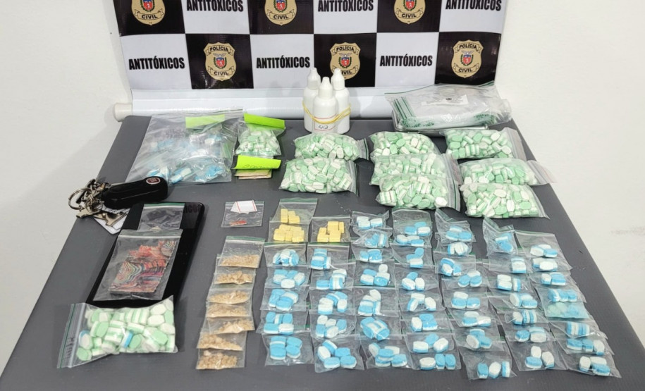 Droga apreendida organizada sobre uma mesa