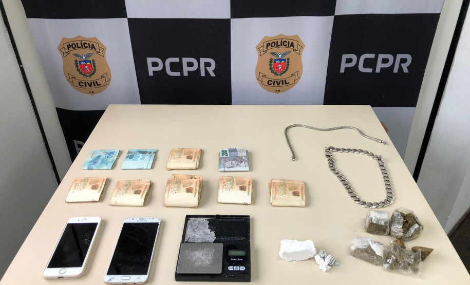 Material apreendido sobre uma mesa