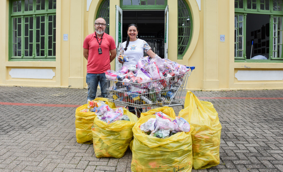 Envolvidos no evento posando ao lado das doações