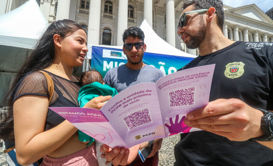 PCPR na Comunidade participa de evento de orientações a imigrantes e refugiados em Curitiba