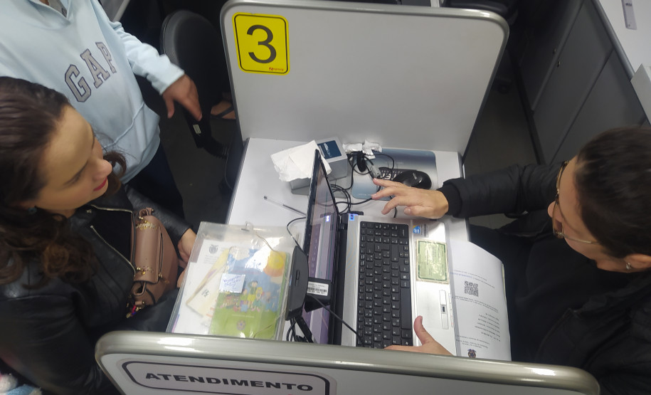 Policial civil em procedimento para confecção de identidade