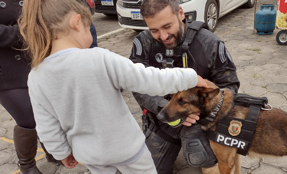 Criança interagindo com cão policial
