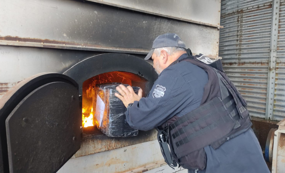 Policial civil deposita pacote com droga no incinerador