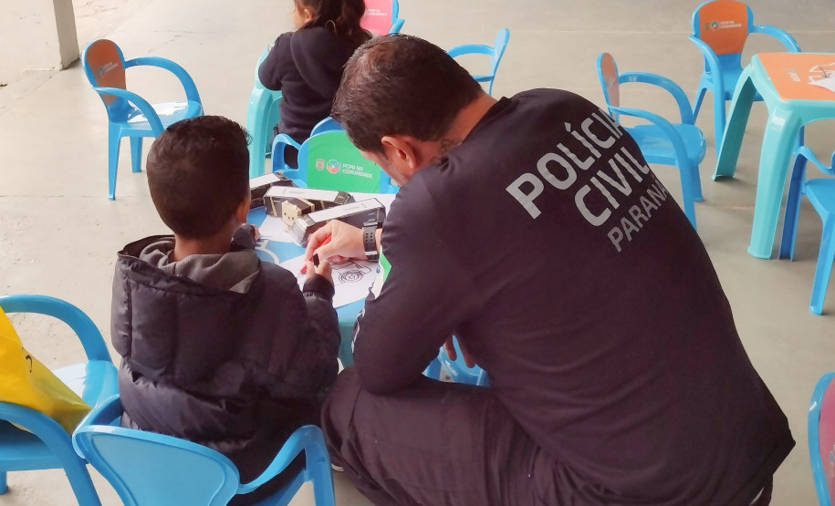 Policial civil brinca com criança