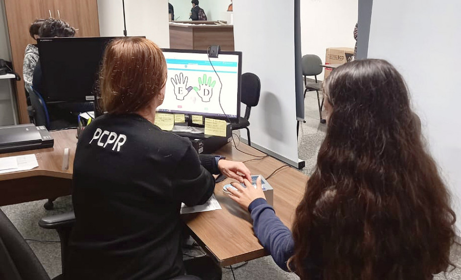 Policial civil recolhe impressão digital de adolescente