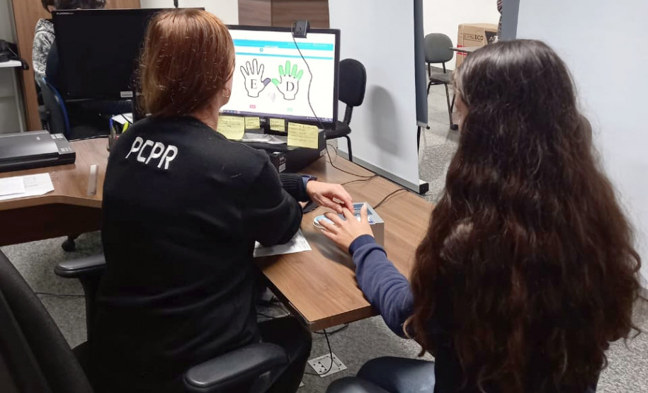 Policial civil colhe digital de adolescente