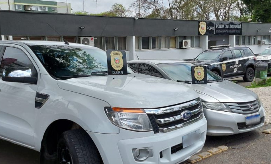 Veículos recuperados em pátio de delegacia