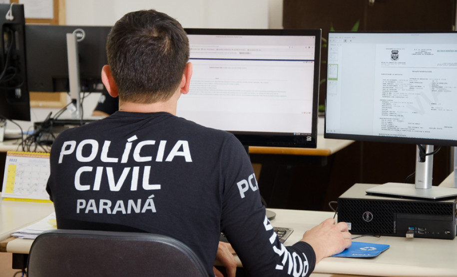 Policial civil ao computador