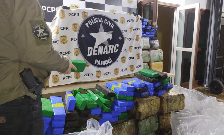 Tabletes de droga apreendidos organizados em pilhas