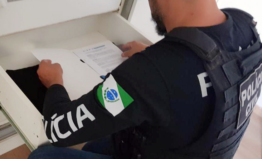 Policial civil analisando documento