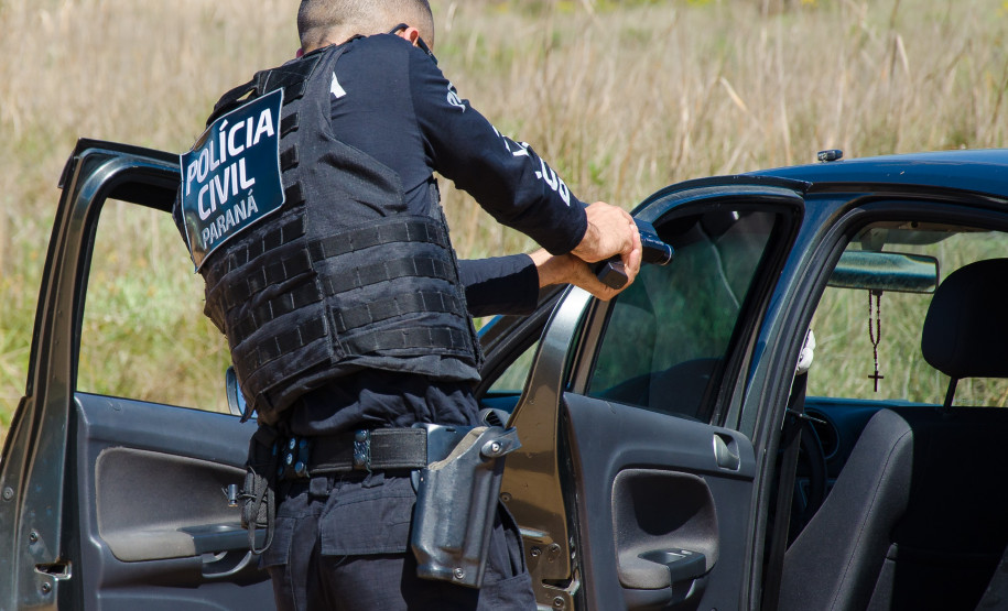 Policial civil abordando veículo
