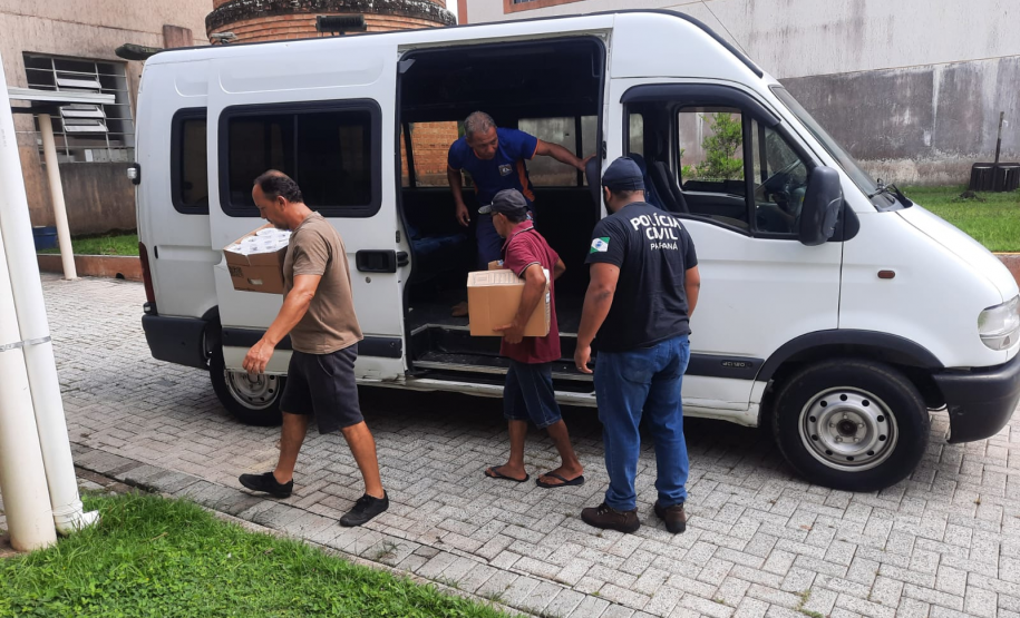 Policiais realizando as doações