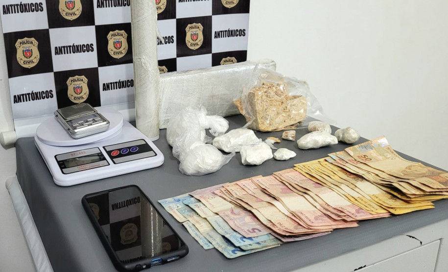 Material apreendido sobre uma mesa