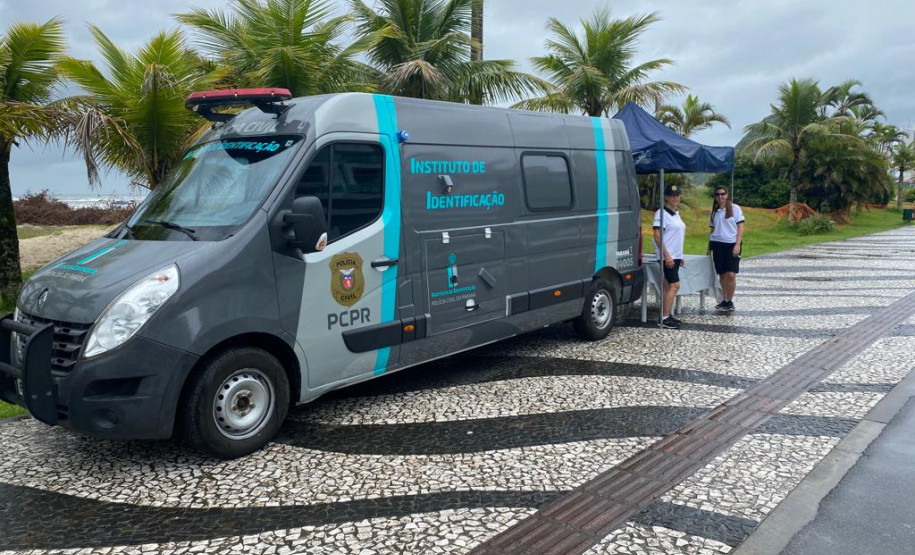 PCPR atende veranistas com van na orla de Matinhos