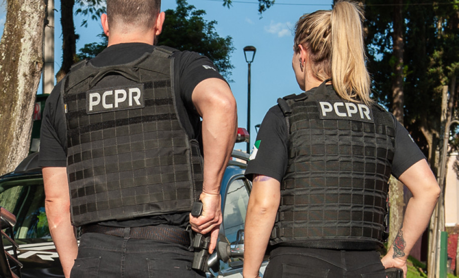 Dois policiais civis de costas