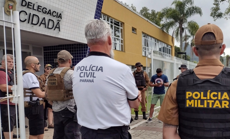 Policiais civis e militares reunidos em frente à Delegacia Cidadã
