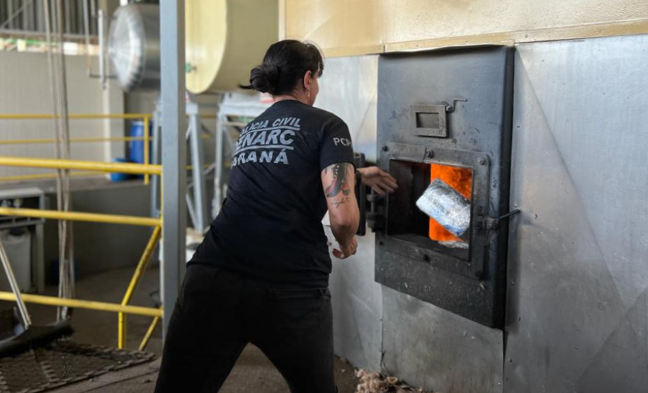 Policial civil jogando tablete de droga no incinerador