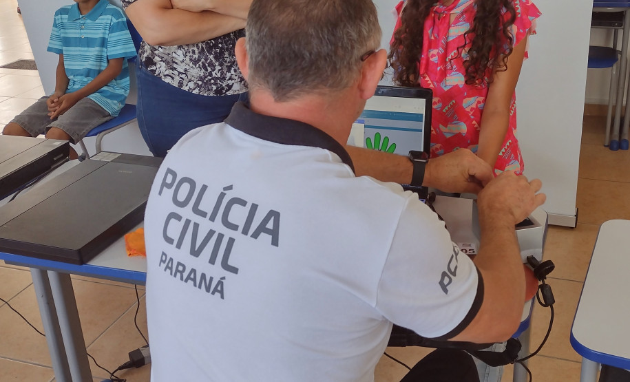 Policial recolhendo digital de criança
