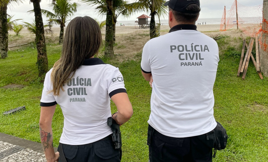 Dois policiais civis de costas