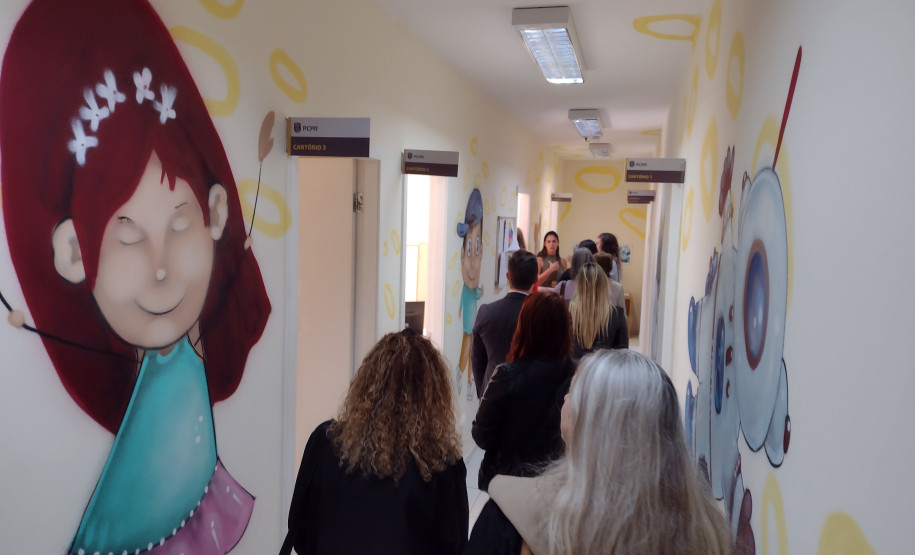 Corredor interno no Nucria com grafites de temática infantil