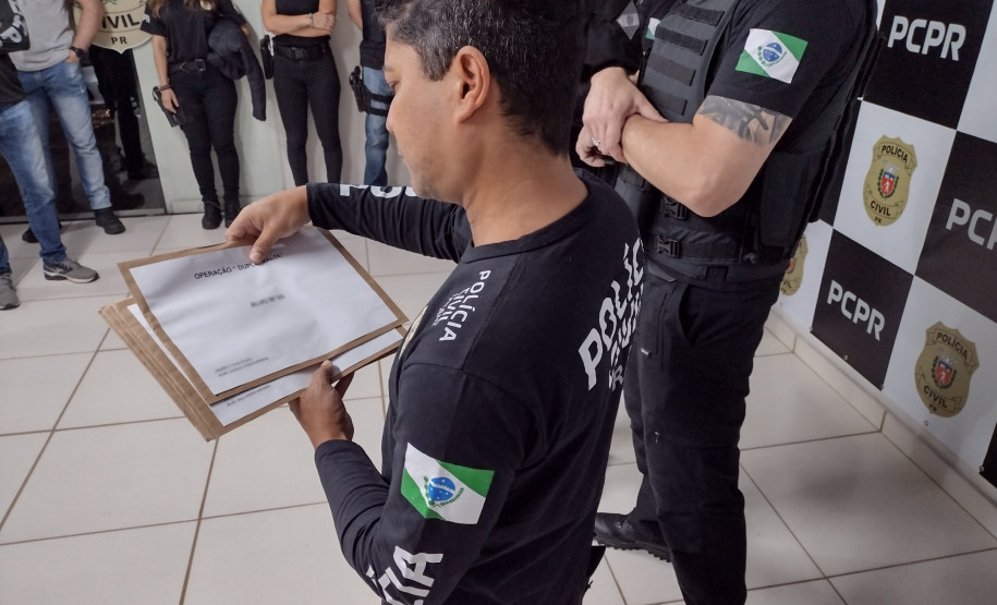 Policial civil com documentos