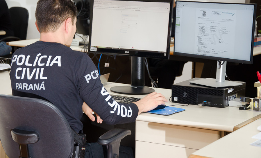 Policial civil ao computador
