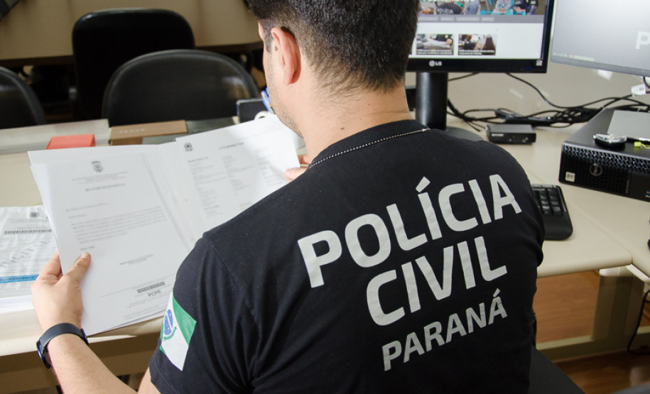 Policial civil analisando documentos