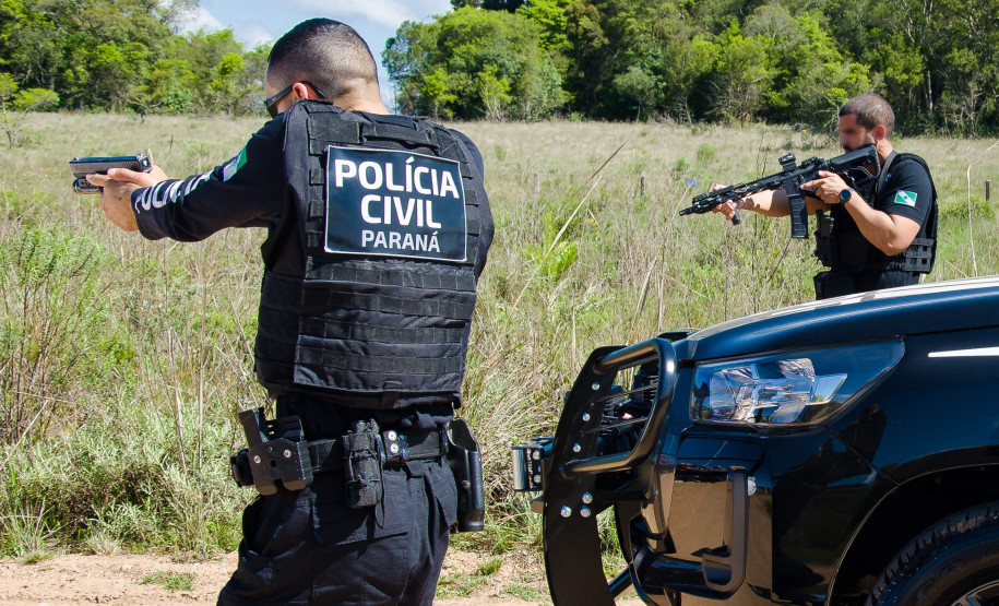 Dois policiais civis em abordagem