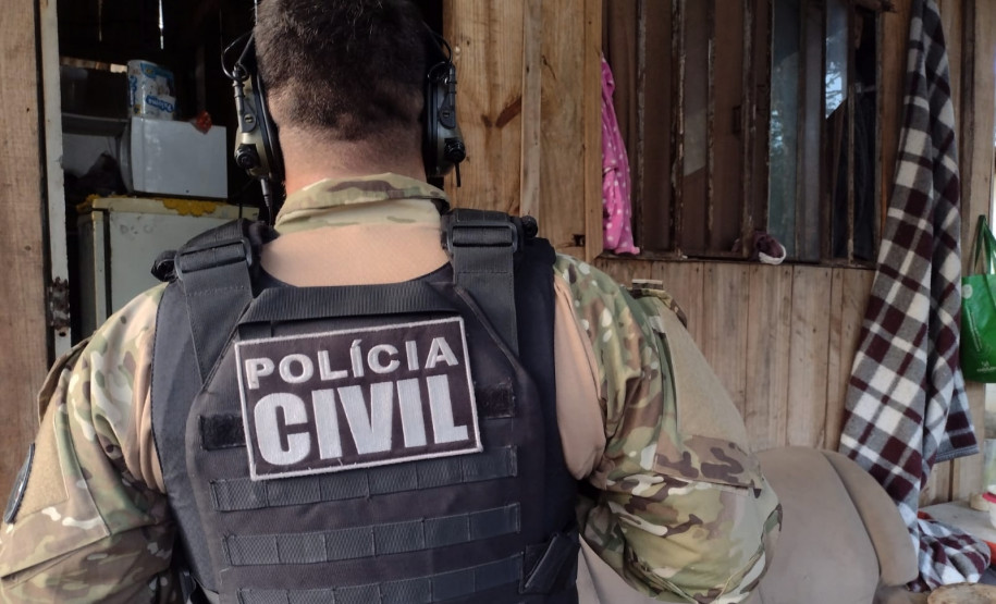 Policial civil de costas