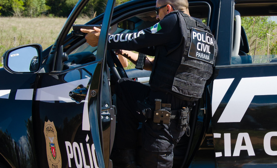 Policial apontando arma em abordagem