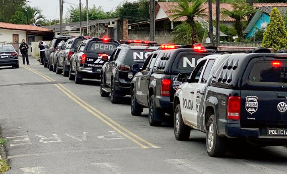 Várias viaturas da polícia civil reunidas