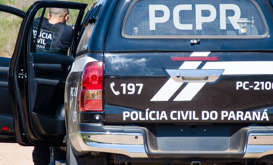 Policial civil apontando arma em abordagem