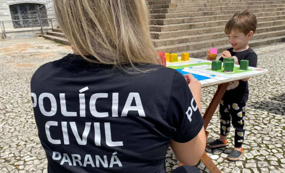 Policial civil brincando com criança