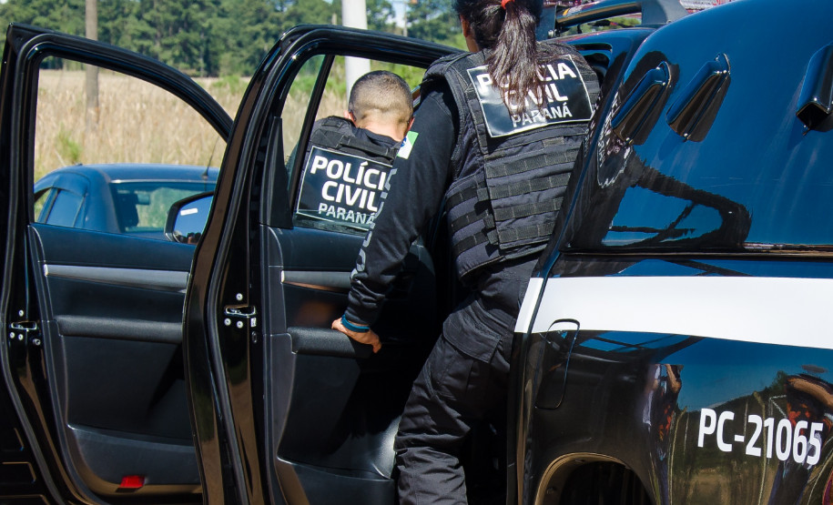 Dois policiais civis em abordagem