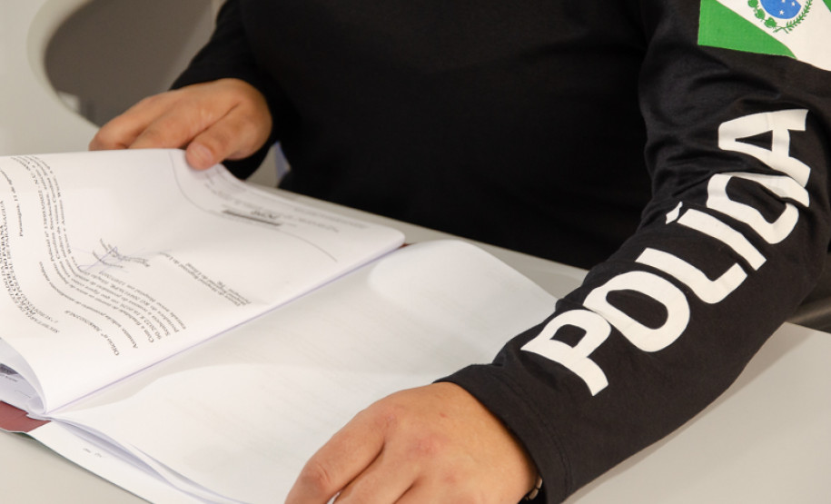 Policial civil analisando documentos