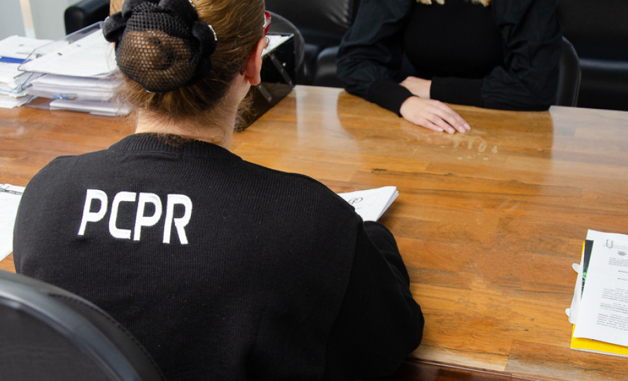 Policial civil em atendimento