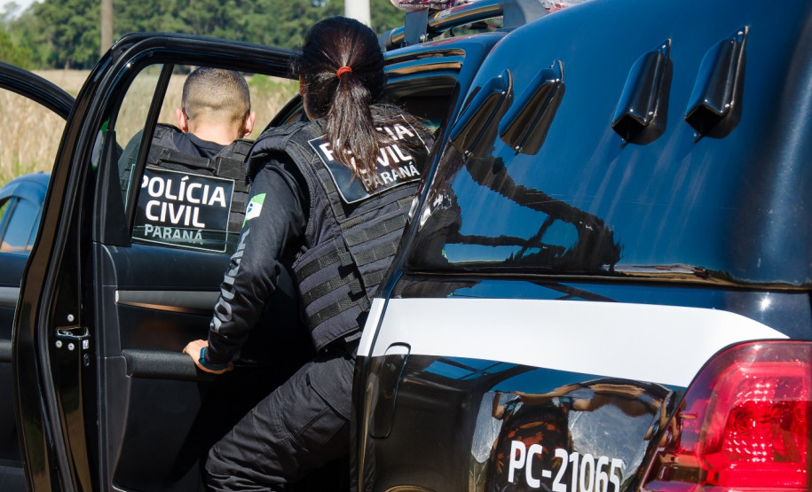 Dois policiais em abordagem