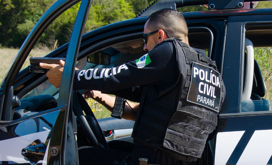 Policial civil apontando arma em abordagem