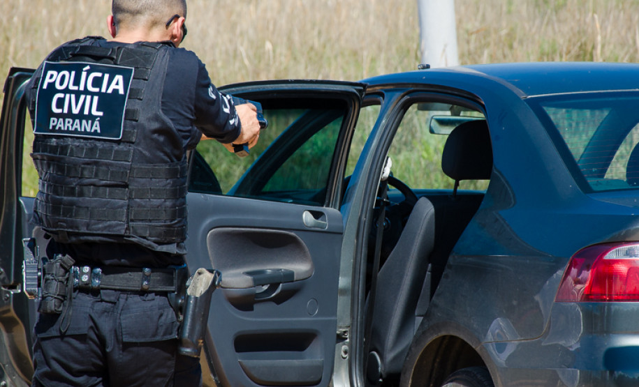 Policial civil em abordagem
