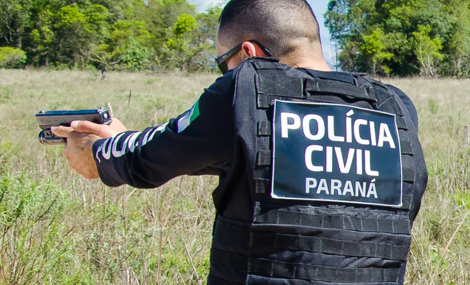 Policial civil apontando arma