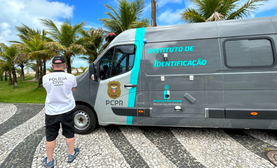 Policial civil ao lado de van