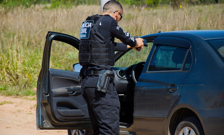 Policial civil em abordagem a veículo