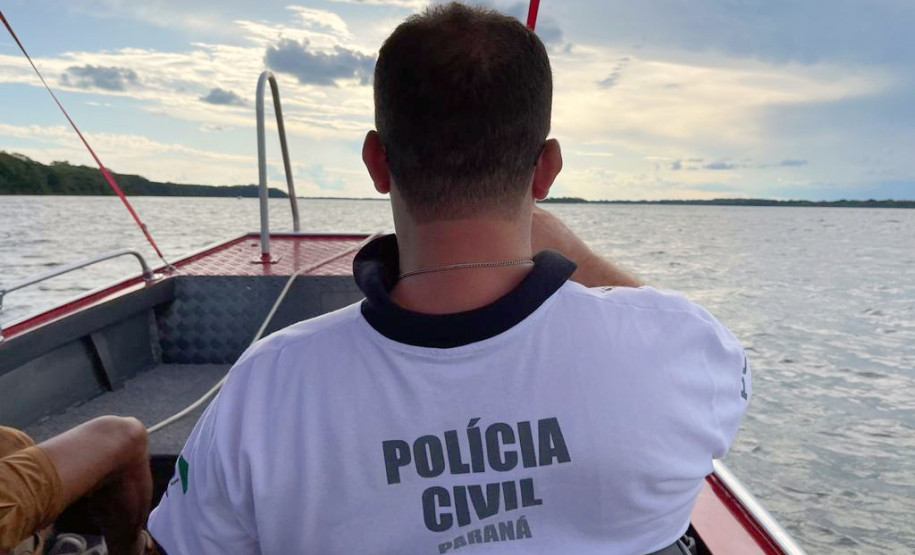 Policial civil de costas em barco