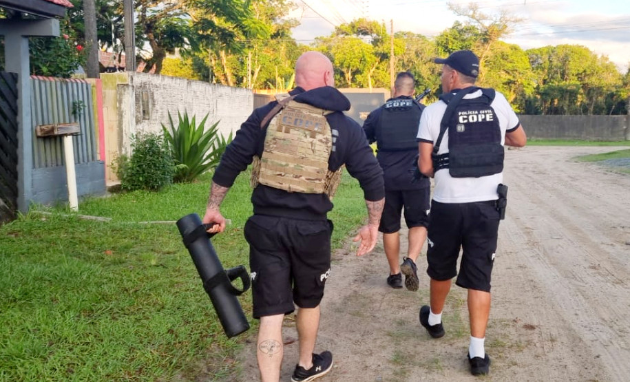 Três policiais civis cumprindo operação