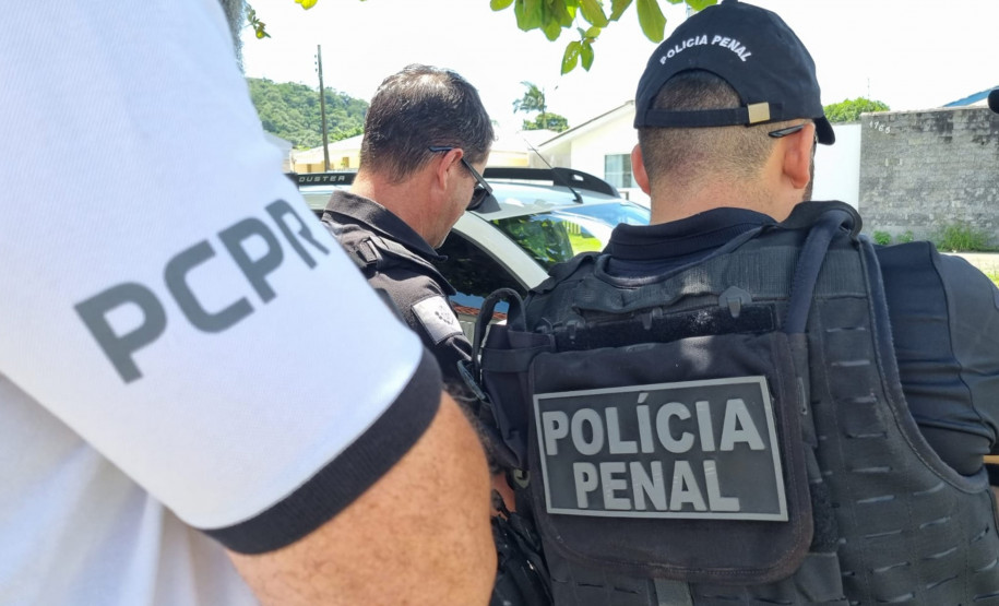 Policiais cumprem mandados contra pessoas com tornozeleira que não poderiam estar no Litoral