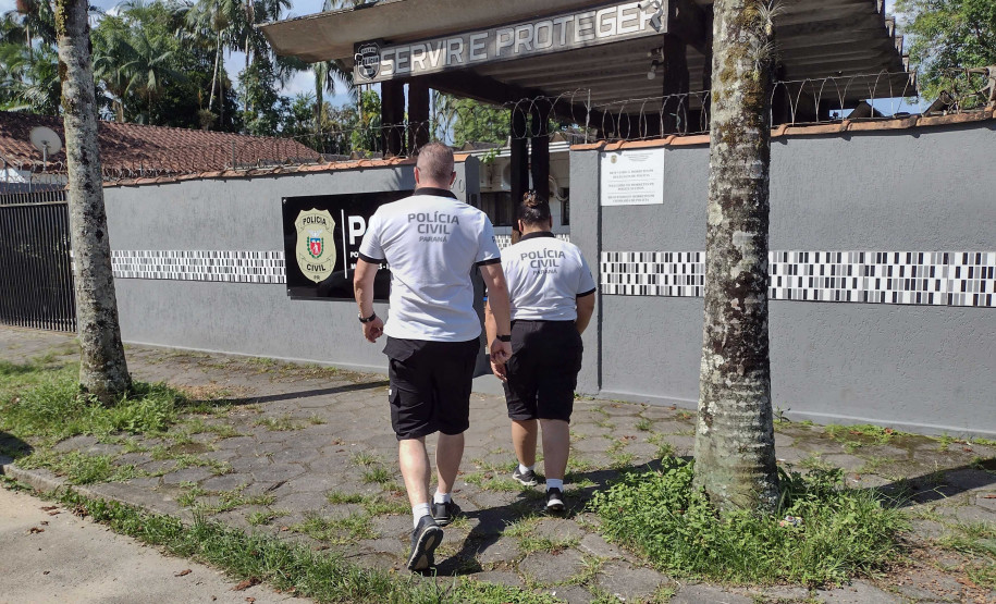 Dois policiais civis entrando em delegacia