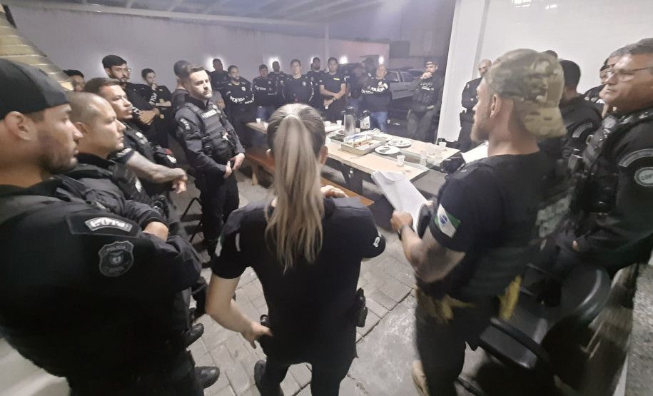 Policiais civis recebendo instruções para operação