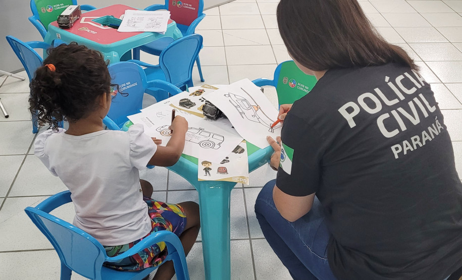 Policial civil brincando com criança