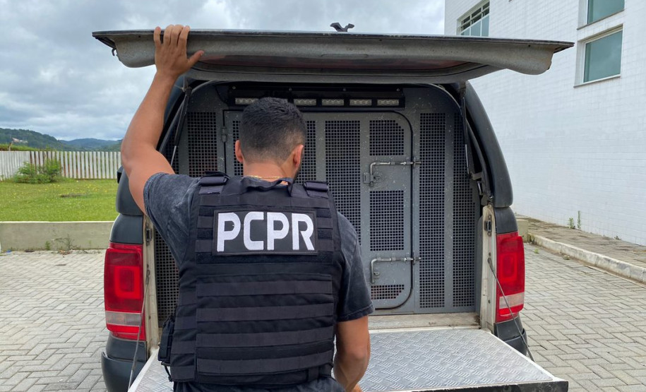 PCPR prende homem por matar cachorro com golpes de facão em terminal de Curitiba